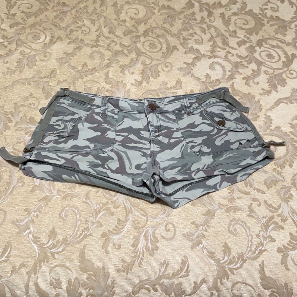l.e.i. Camouflage Cuffed Shorts 15 - Picture 7 of 12